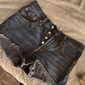 Levi mid rise shorts